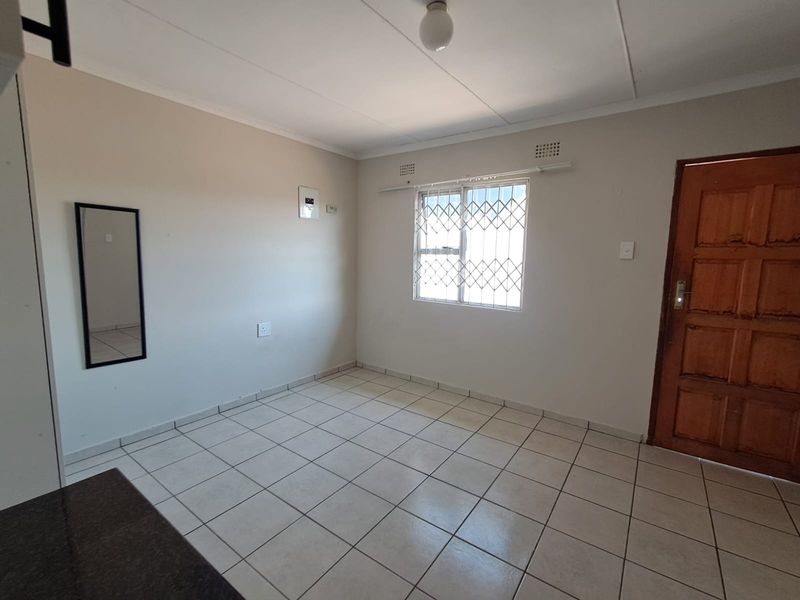 Spacious Bachelor Unit - Photo 6