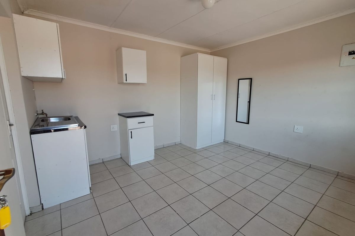 Spacious Bachelor Unit - Photo 5