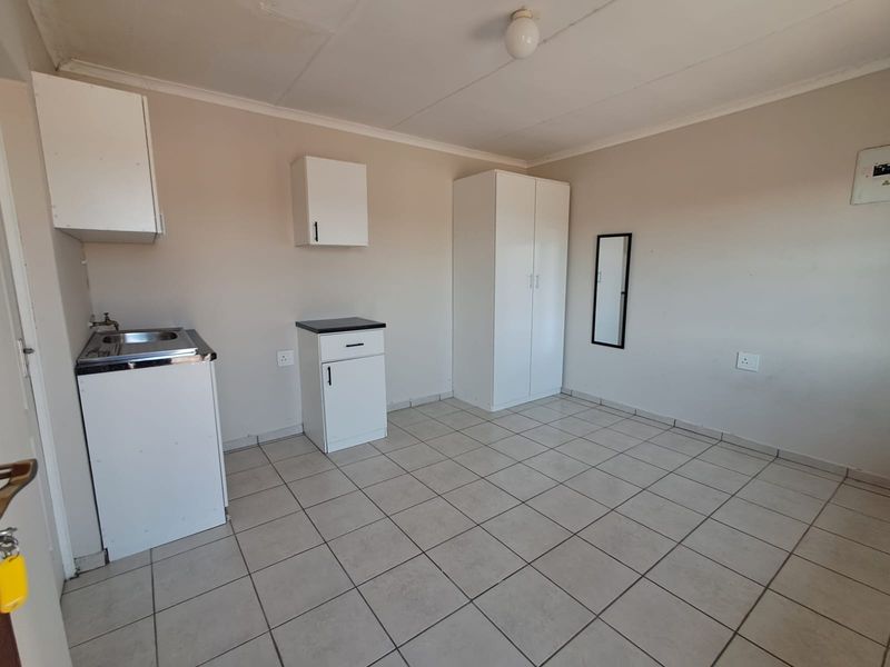 Spacious Bachelor Unit - Photo 5