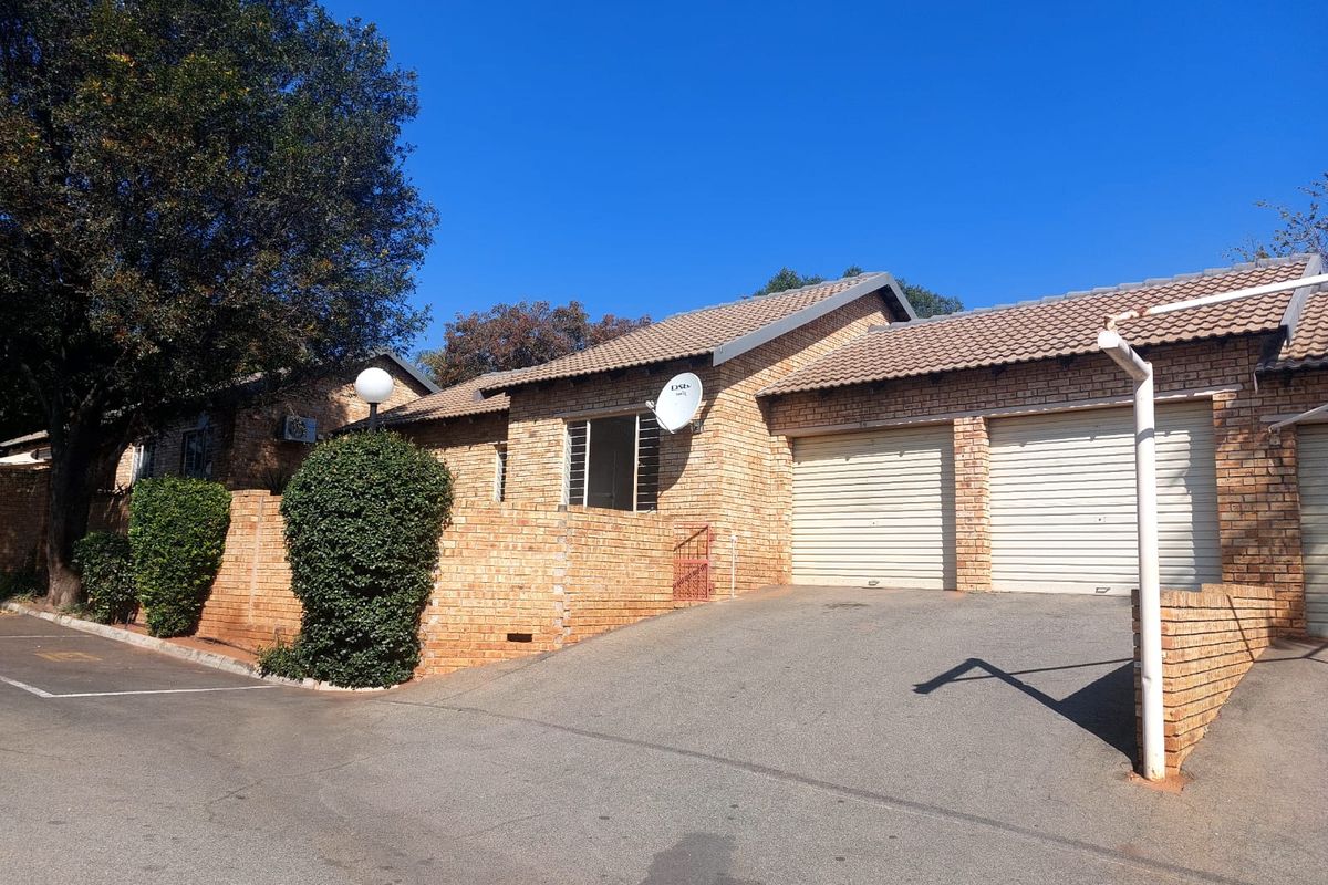 Charming 3-bedroom house in Cashan, Rustenburg; perfect family home with spacious living and garden! - Photo 2