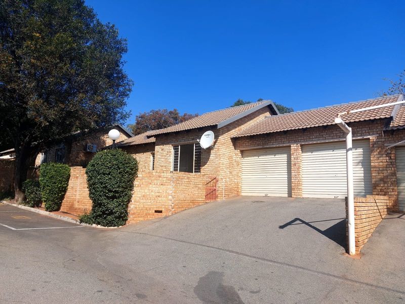 Charming 3-bedroom house in Cashan, Rustenburg; perfect family home with spacious living and garden! - Photo 2