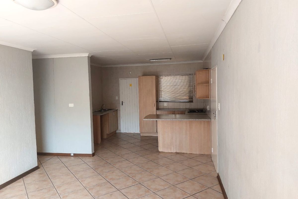 Charming 3-bedroom house in Cashan, Rustenburg; perfect family home with spacious living and garden! - Photo 5