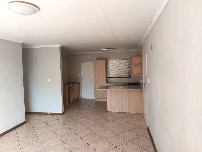 Charming 3-bedroom house in Cashan, Rustenburg; perfect family home with spacious living and garden! - Photo 5