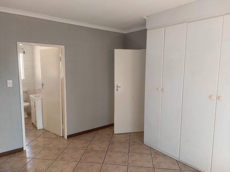 Charming 3-bedroom house in Cashan, Rustenburg; perfect family home with spacious living and garden! - Photo 9