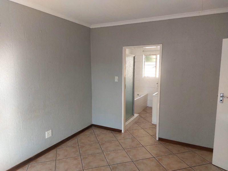 Charming 3-bedroom house in Cashan, Rustenburg; perfect family home with spacious living and garden! - Photo 10