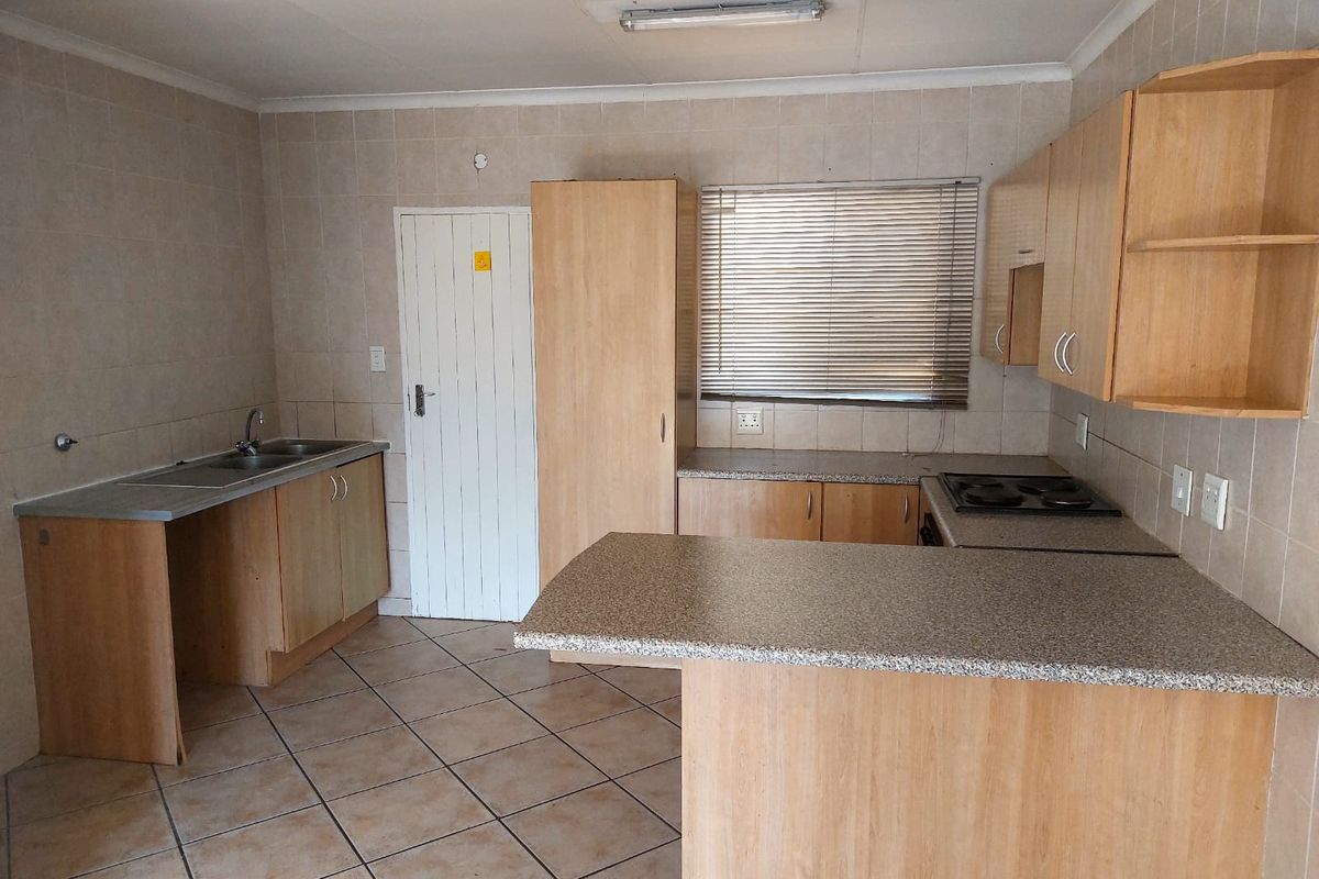 Charming 3-bedroom house in Cashan, Rustenburg; perfect family home with spacious living and garden! - Photo 4