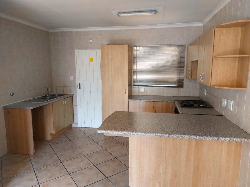 Charming 3-bedroom house in Cashan, Rustenburg; perfect family home with spacious living and garden! - Photo 4