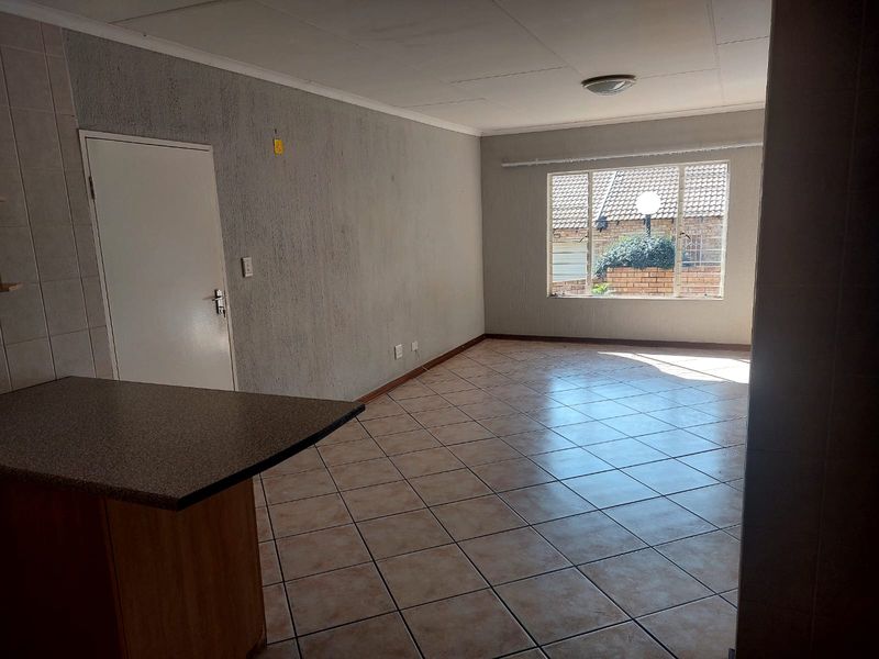 Charming 3-bedroom house in Cashan, Rustenburg; perfect family home with spacious living and garden! - Photo 6