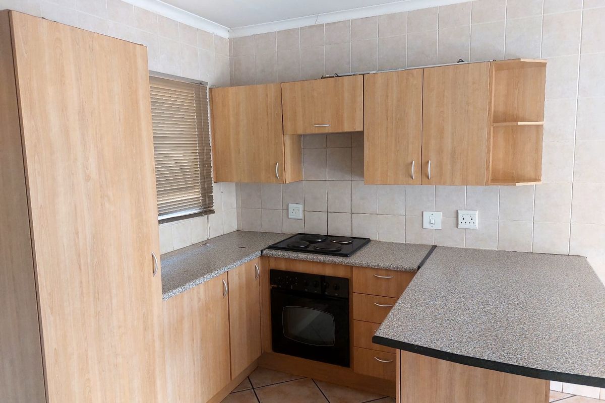 Charming 3-bedroom house in Cashan, Rustenburg; perfect family home with spacious living and garden! - Photo 3