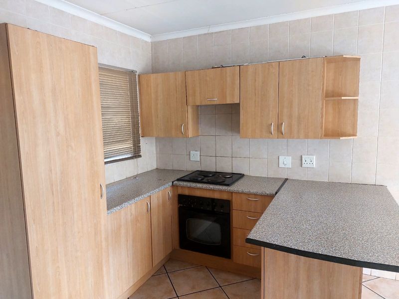 Charming 3-bedroom house in Cashan, Rustenburg; perfect family home with spacious living and garden! - Photo 3
