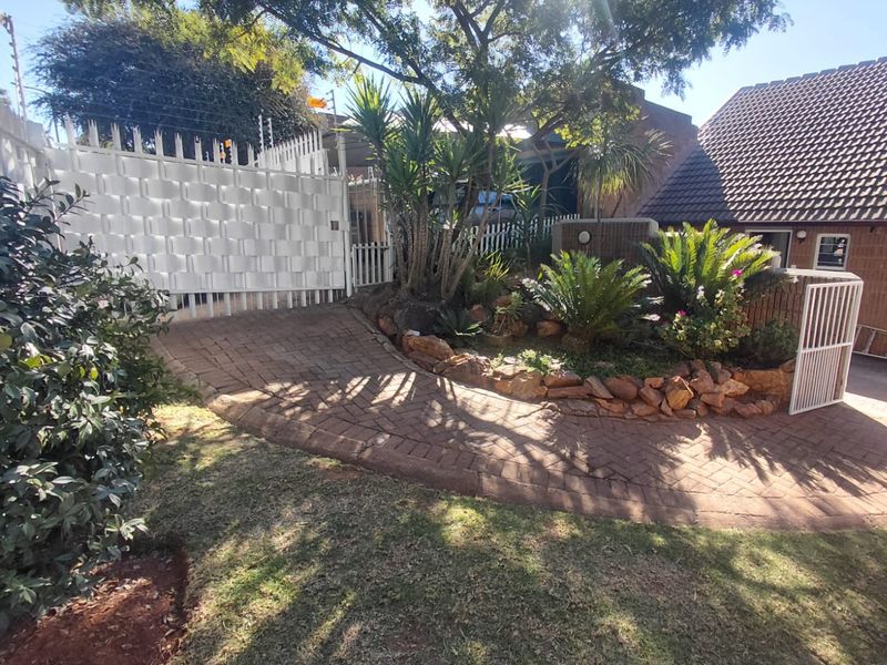 Spacious 2 Bedroom Duplex To Rent - Photo 2
