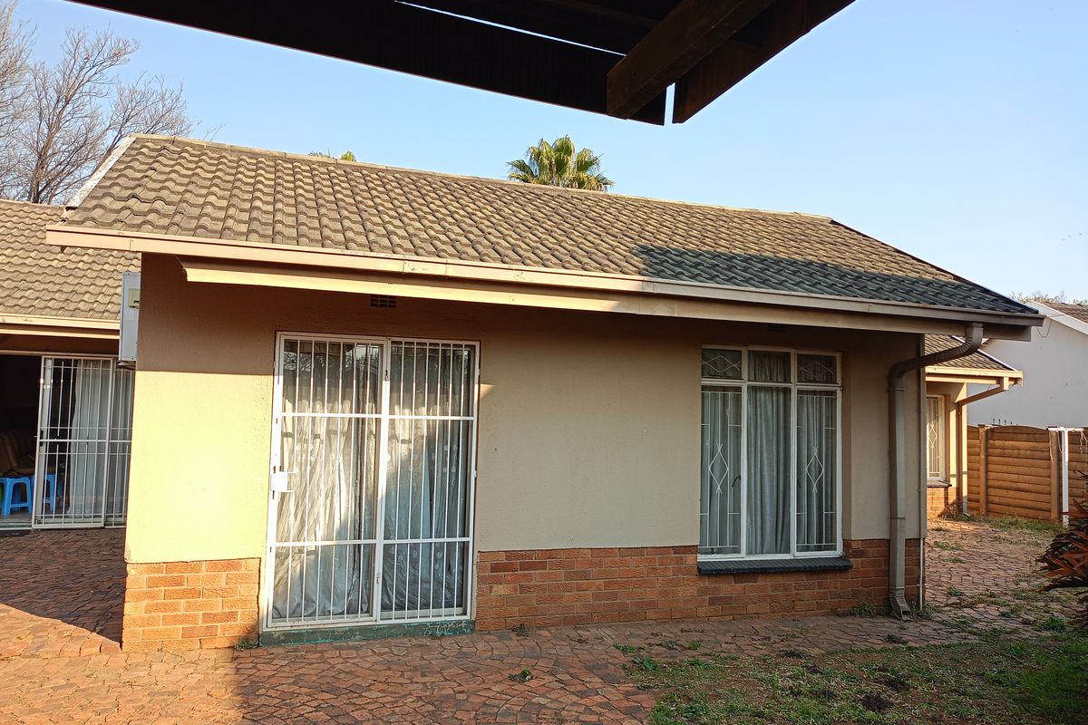 Spacious 4-Bedroom Family Home with Study, Borehole & Entertainment Area - Photo 2