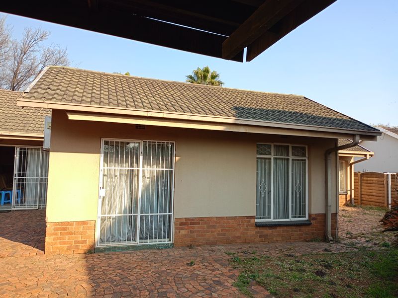 Spacious 4-Bedroom Family Home with Study, Borehole & Entertainment Area - Photo 2