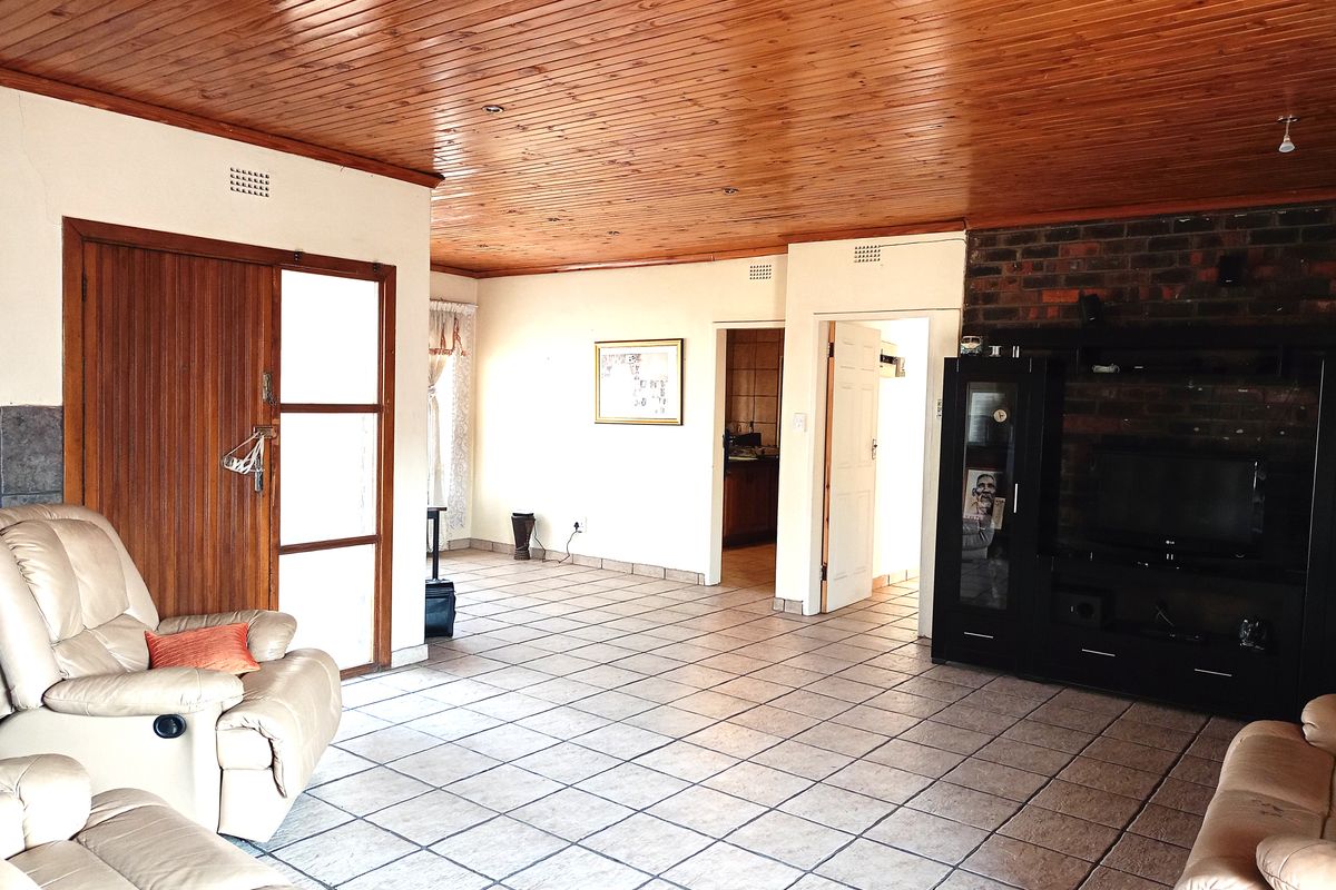 Spacious 4-Bedroom Family Home with Study, Borehole & Entertainment Area - Photo 4
