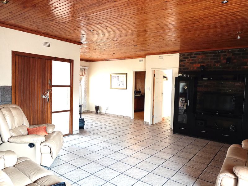 Spacious 4-Bedroom Family Home with Study, Borehole & Entertainment Area - Photo 4
