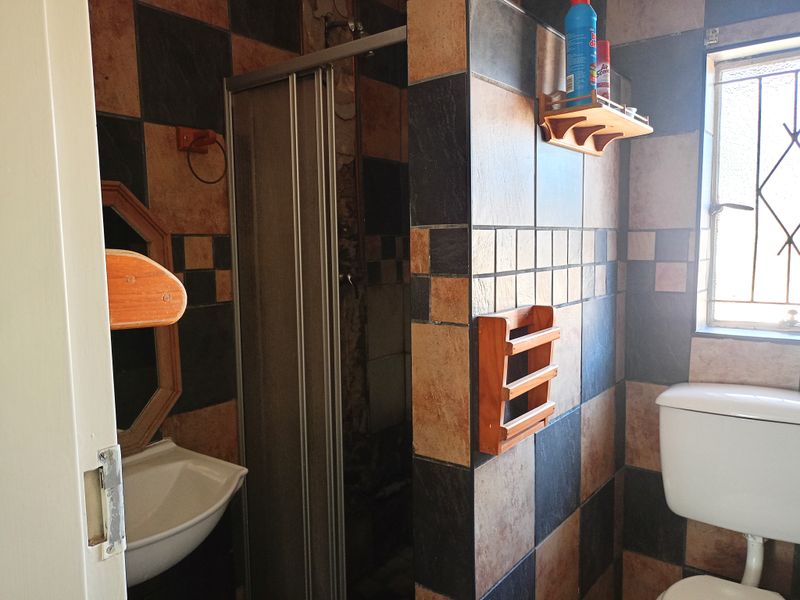 Spacious 4-Bedroom Family Home with Study, Borehole & Entertainment Area - Photo 9