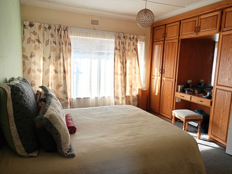Spacious 4-Bedroom Family Home with Study, Borehole & Entertainment Area - Photo 8