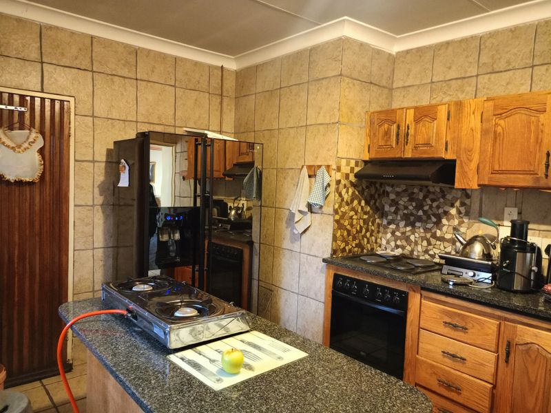 Spacious 4-Bedroom Family Home with Study, Borehole & Entertainment Area - Photo 7