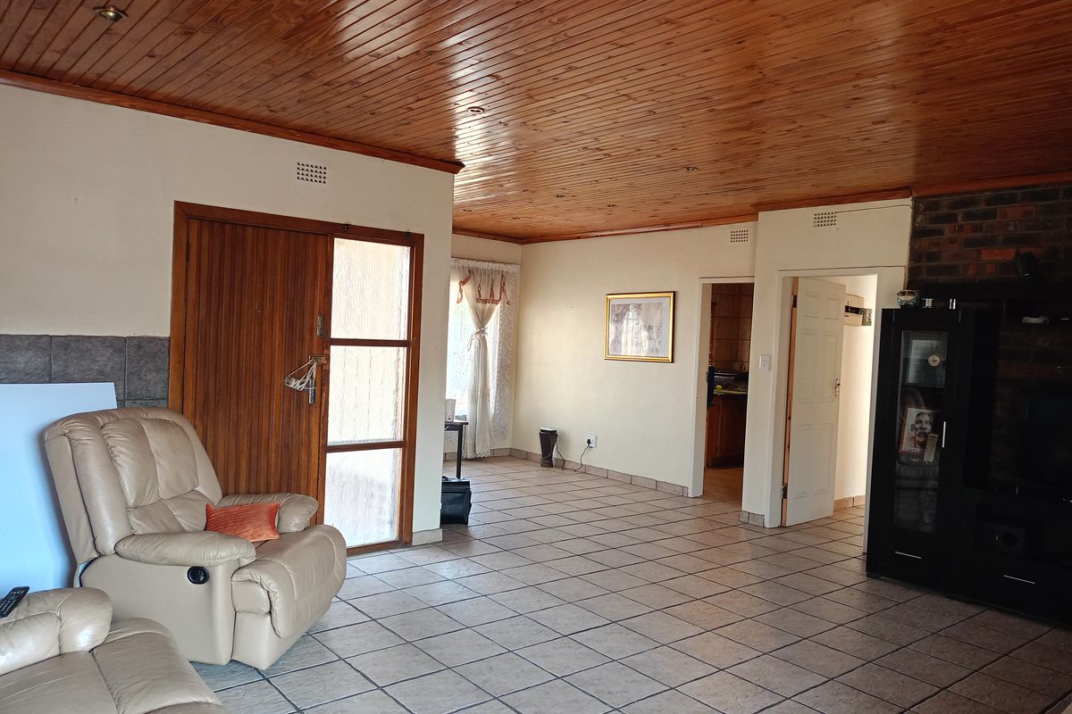 Spacious 4-Bedroom Family Home with Study, Borehole & Entertainment Area - Photo 3