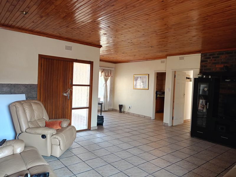 Spacious 4-Bedroom Family Home with Study, Borehole & Entertainment Area - Photo 3