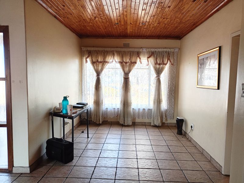 Spacious 4-Bedroom Family Home with Study, Borehole & Entertainment Area - Photo 6