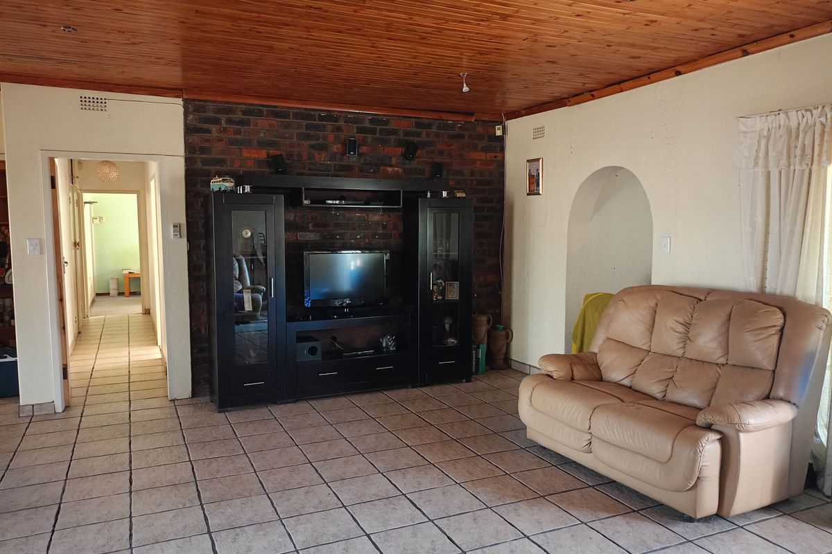 Spacious 4-Bedroom Family Home with Study, Borehole & Entertainment Area - Photo 5