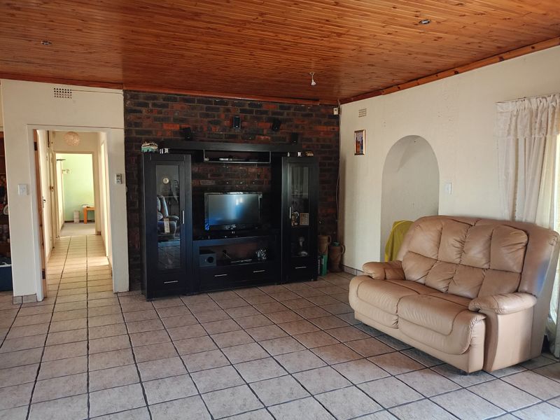 Spacious 4-Bedroom Family Home with Study, Borehole & Entertainment Area - Photo 5