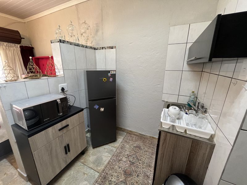 Private Garden Cottage Bachelor Flat to Rent . - Photo 3