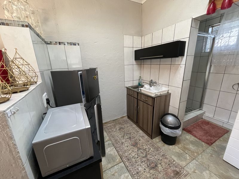Private Garden Cottage Bachelor Flat to Rent . - Photo 4