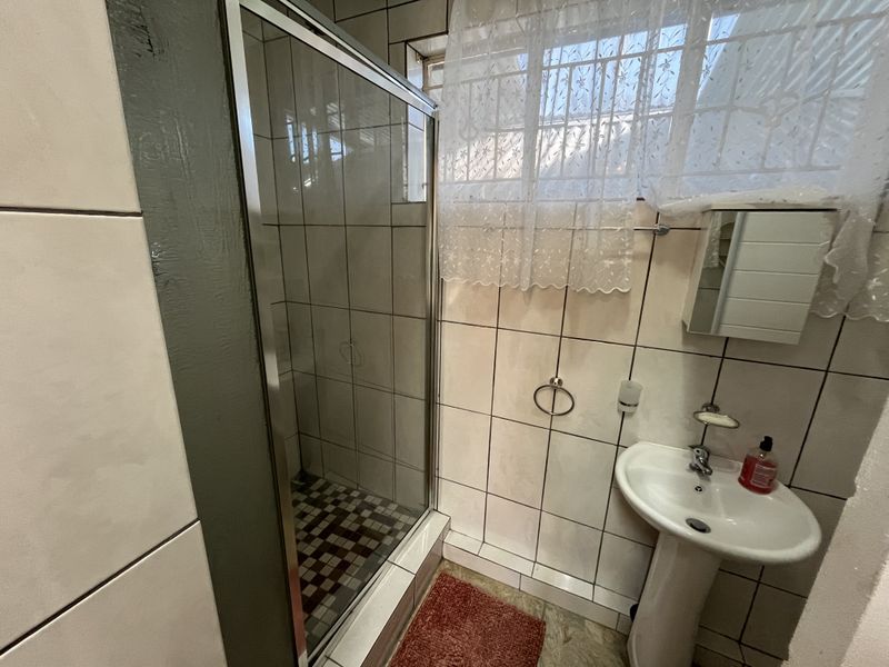 Private Garden Cottage Bachelor Flat to Rent . - Photo 9