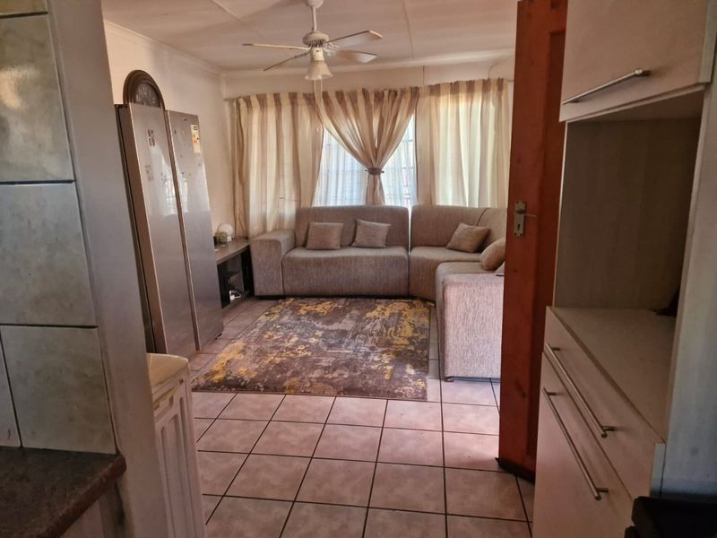 Convenient 2-Bedroom Home in the Heart of Karenpark - Photo 4