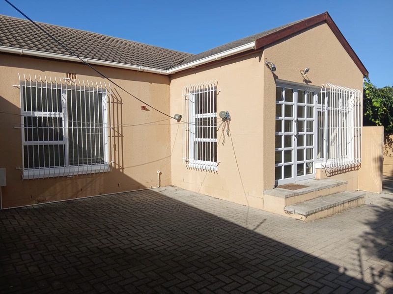 2 bedroom house with granny flat available to rent