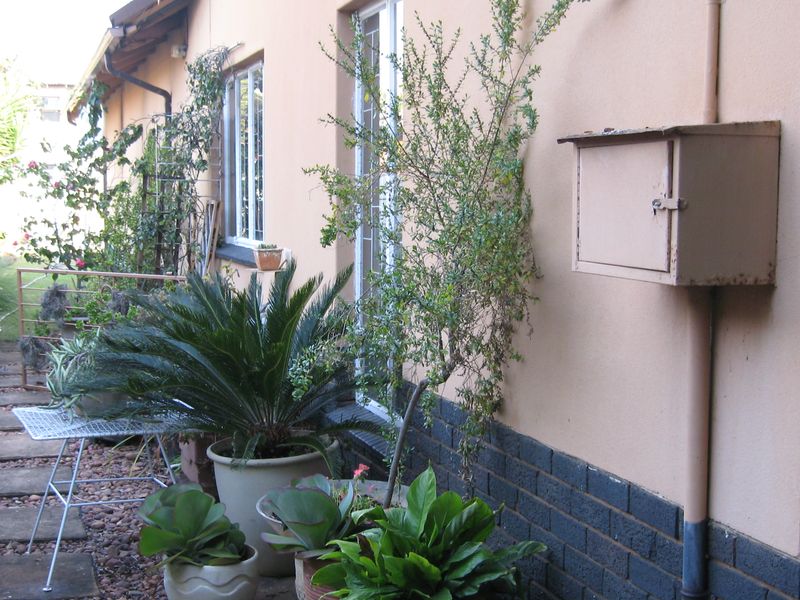 Beautiful Home with 2 Flatlets for sale in the very popular Moot area - Photo 2