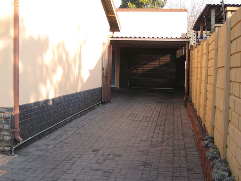 Beautiful Home with 2 Flatlets for sale in the very popular Moot area - Photo 7
