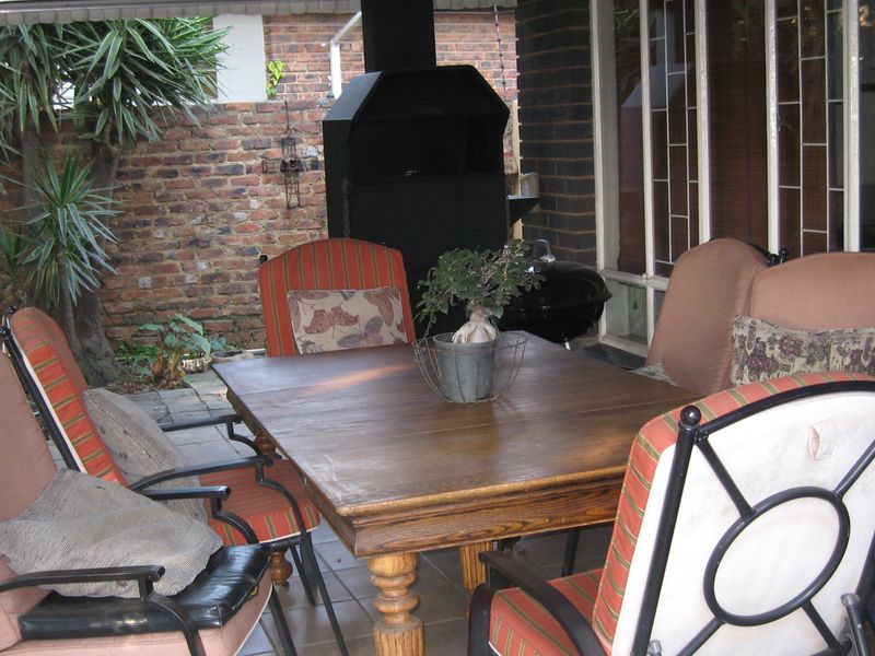 Beautiful Home with 2 Flatlets for sale in the very popular Moot area - Photo 8