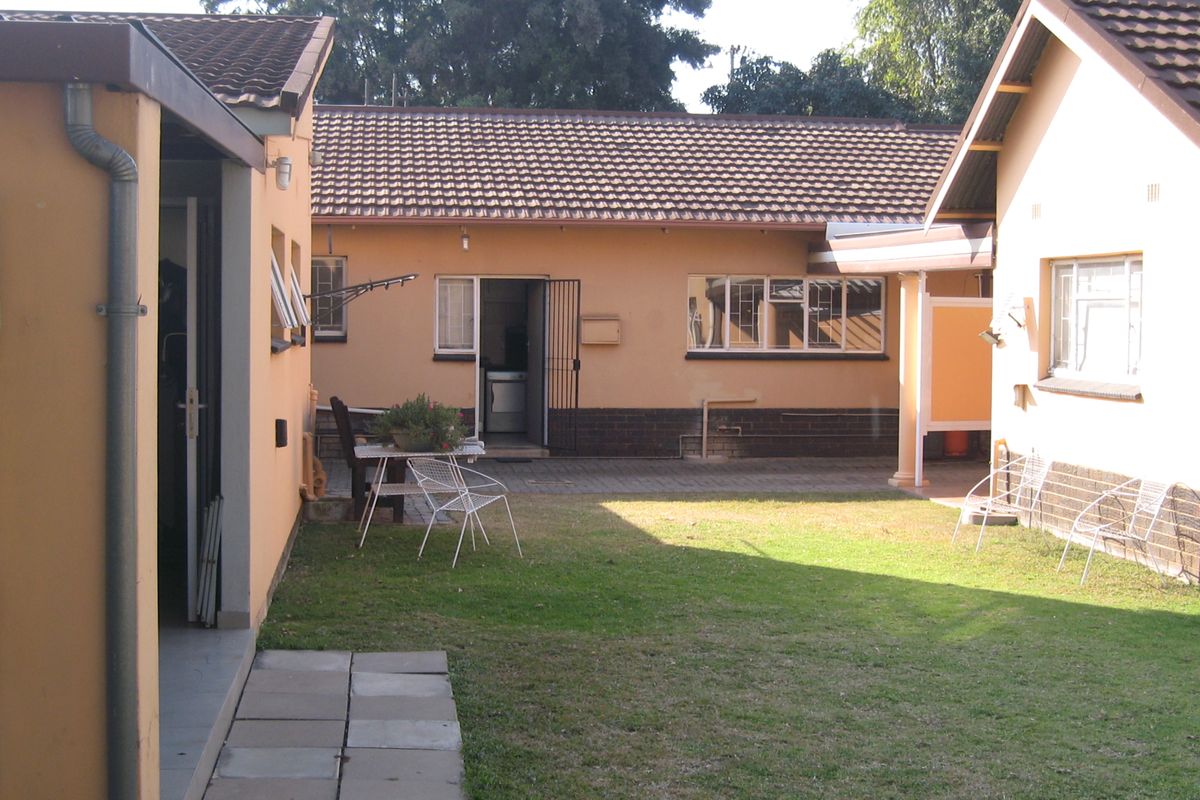 Beautiful Home with 2 Flatlets for sale in the very popular Moot area - Photo 3
