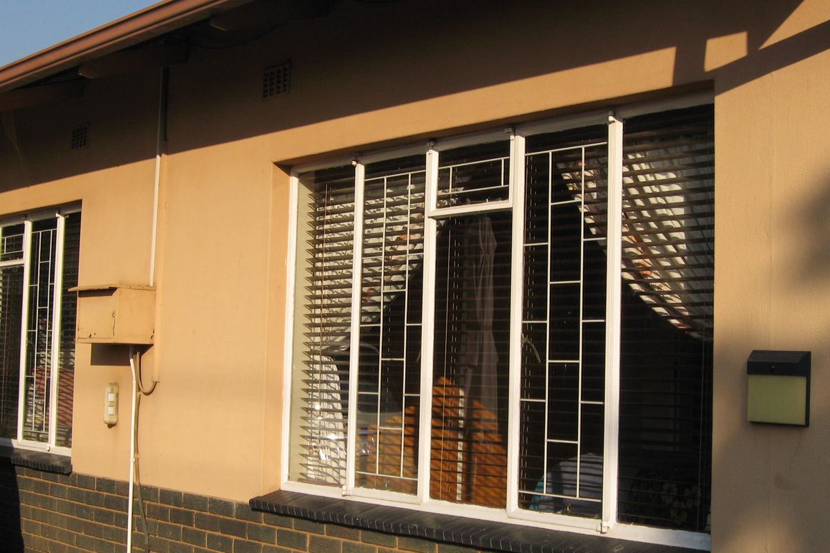 Beautiful Home with 2 Flatlets for sale in the very popular Moot area - Photo 4