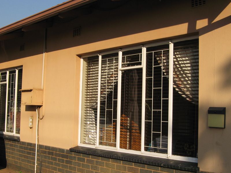 Beautiful Home with 2 Flatlets for sale in the very popular Moot area - Photo 4