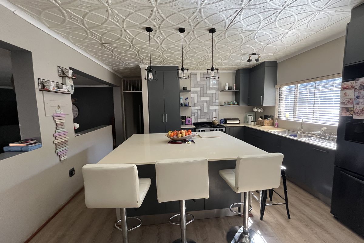 Stunning 3-bedroom Freehold home for sale in Safari Gardens, Rustenburg – your dream property awaits - Photo 2