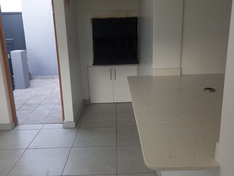 Family-Friendly 3-Bedroom Apartment for Long term rental. Island View. Close to Langeberg Mall. - Photo 4