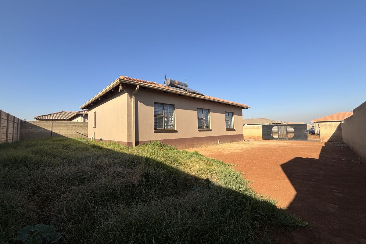 Spacious 3-bedroom Freehold home-  perfect for families seeking comfort and security - Photo 4