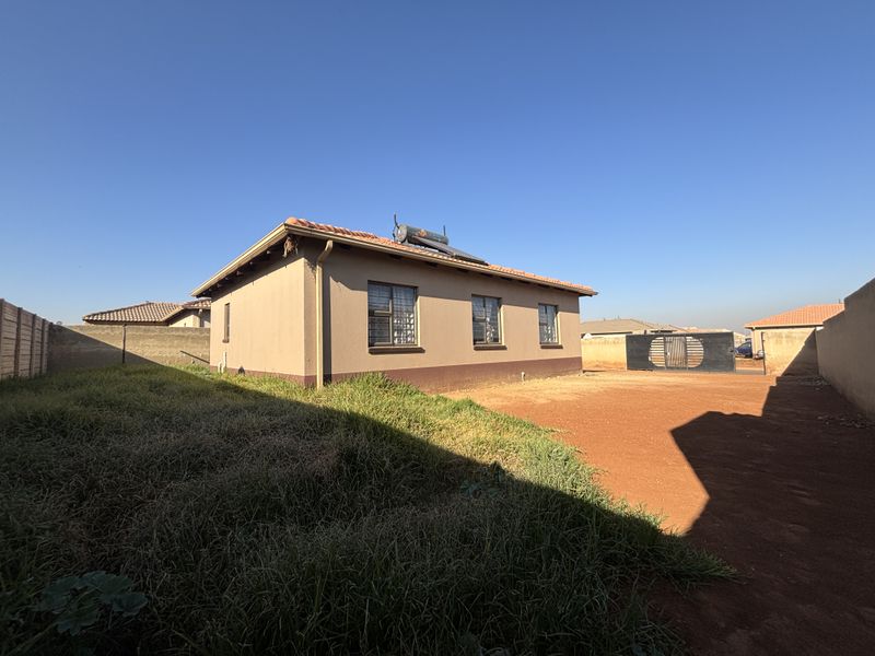 Spacious 3-bedroom Freehold home-  perfect for families seeking comfort and security - Photo 4