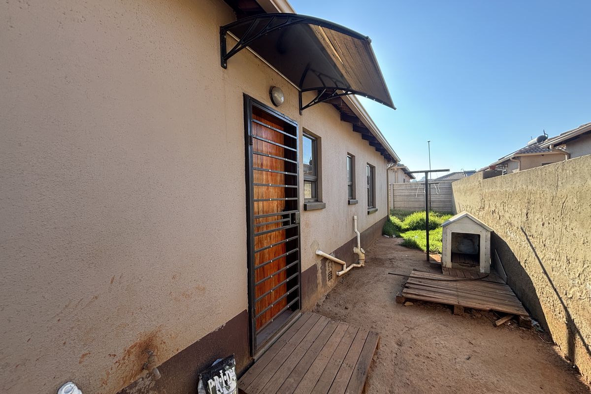 Spacious 3-bedroom Freehold home-  perfect for families seeking comfort and security - Photo 5
