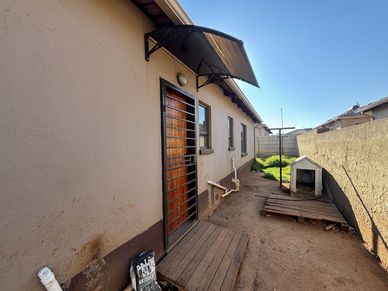 Spacious 3-bedroom Freehold home-  perfect for families seeking comfort and security - Photo 5