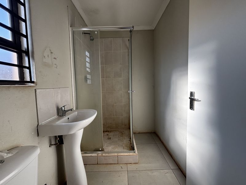 Spacious 3-bedroom Freehold home-  perfect for families seeking comfort and security - Photo 10