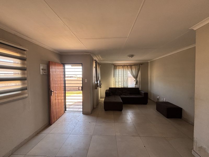 Spacious 3-bedroom Freehold home-  perfect for families seeking comfort and security - Photo 7