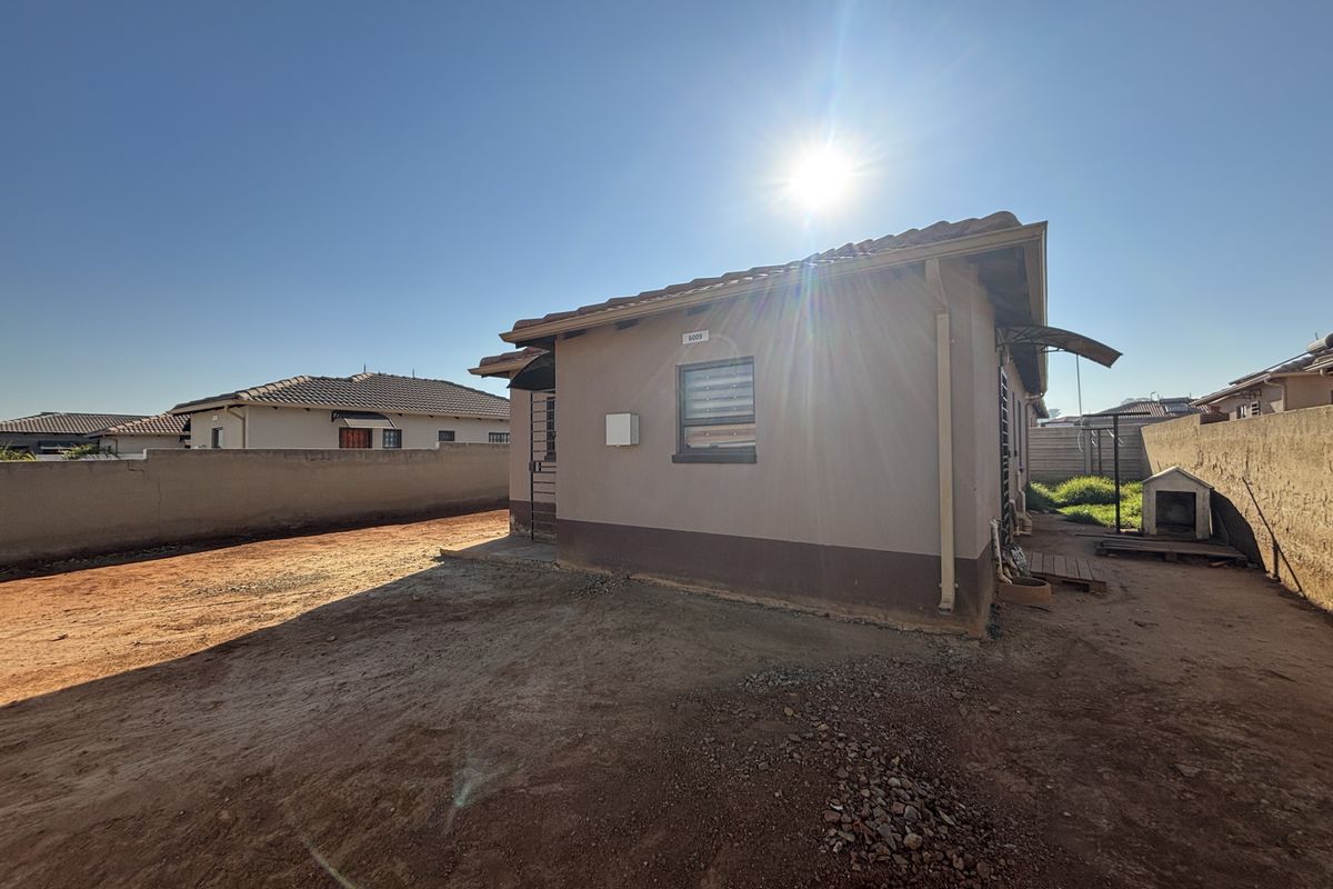 Spacious 3-bedroom Freehold home-  perfect for families seeking comfort and security - Photo 2