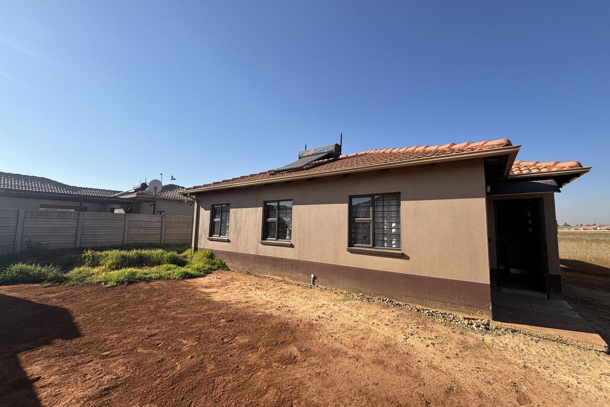 Spacious 3-bedroom Freehold home-  perfect for families seeking comfort and security - Photo 3
