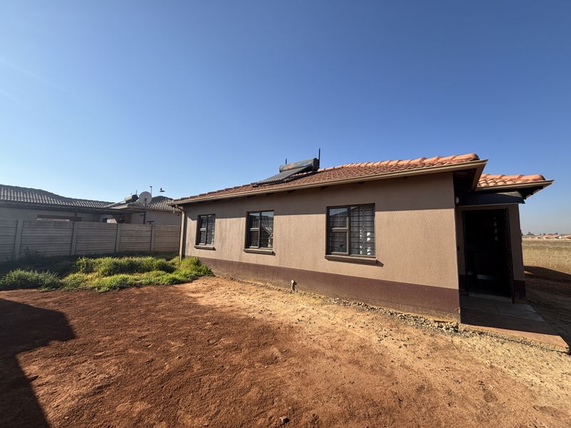Spacious 3-bedroom Freehold home-  perfect for families seeking comfort and security - Photo 3