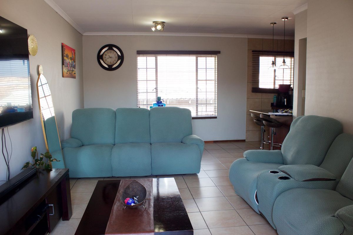 Beautiful 3 Bedroom Upstairs Townhouse in Glen Marais - Photo 5